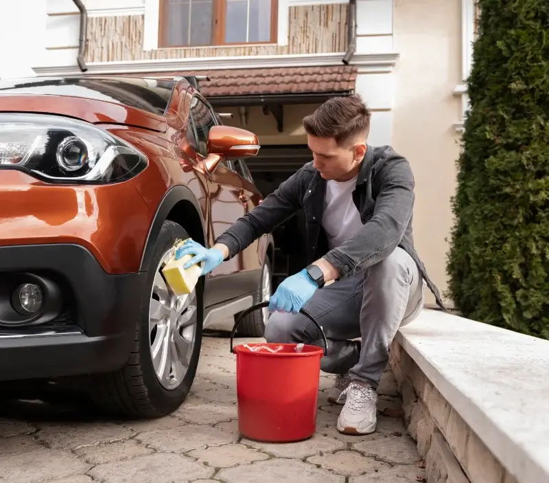Lavage auto à domicile Lesperon : professionnel intervenant sur un véhicule